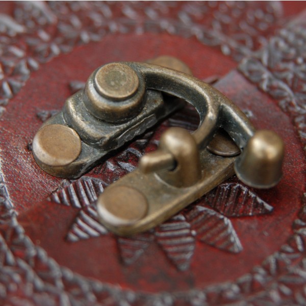 indra_leather_clasp_close_up_12