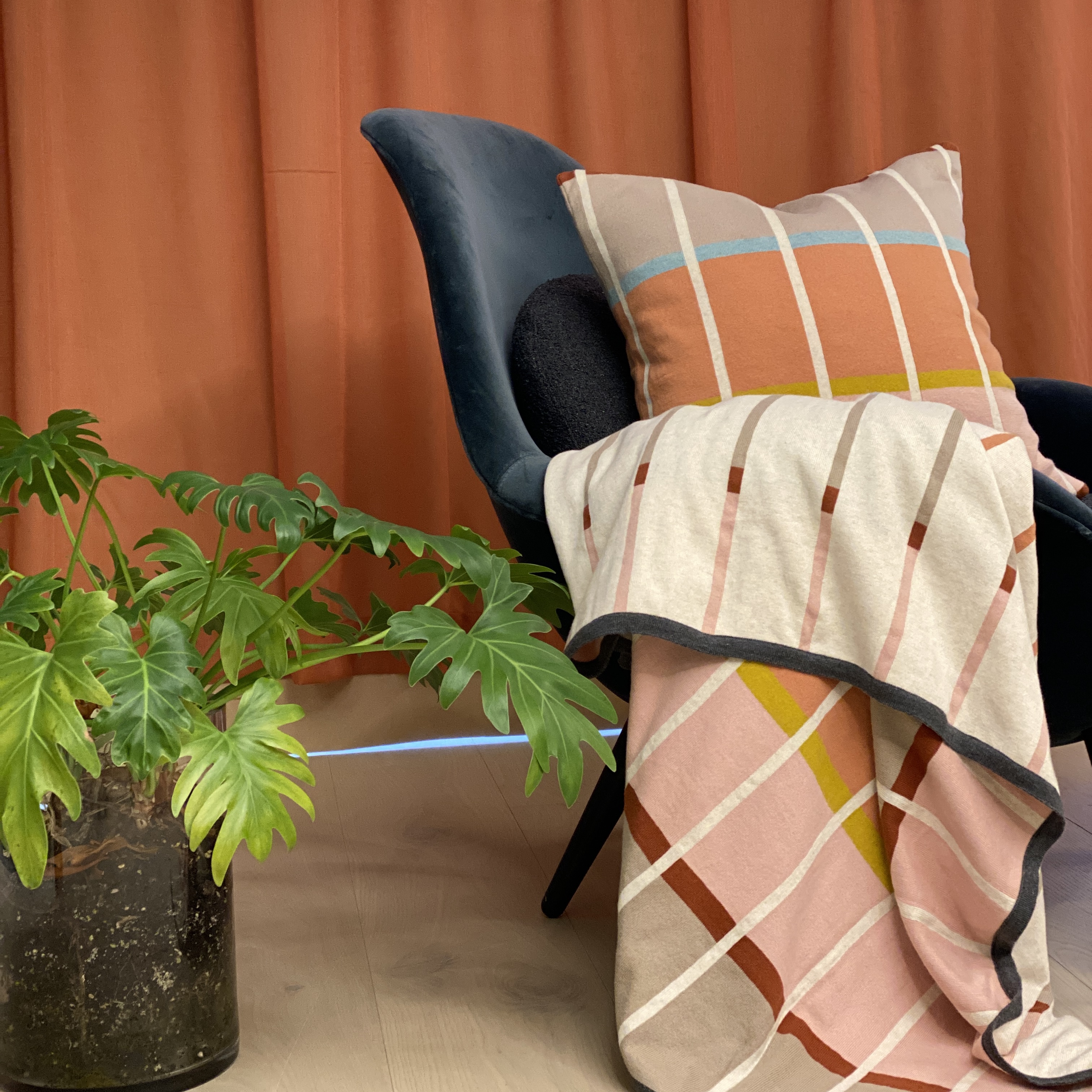 Alvin_blanket_pillow_red2