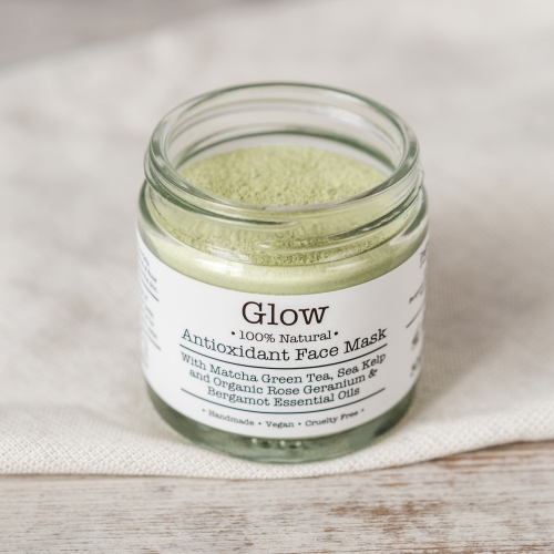 Glow brightening face mask with matcha green tea and green clay. Organic, vegan, cruelty free, 100% natural, antioxidant.