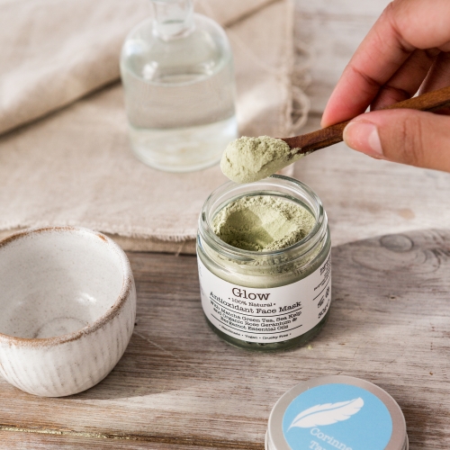 Glow brightening face mask with matcha green tea and green clay. Organic, vegan, cruelty free, 100% natural, antioxidant.