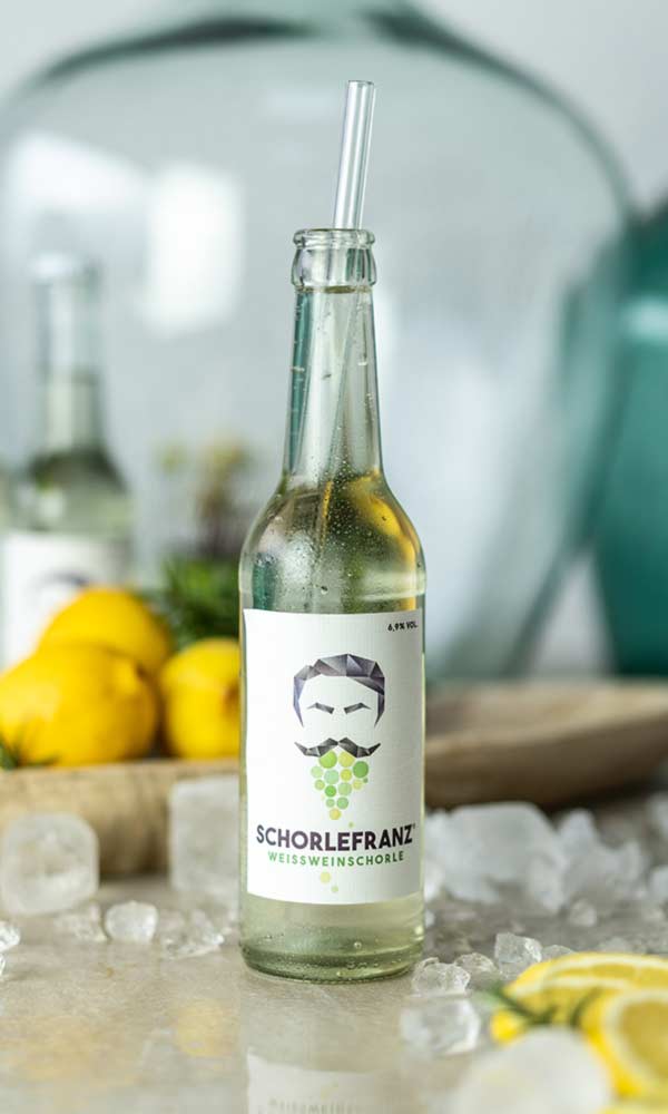 schorlefranz-weissweinschorle-0_33l-flasche-weisswein-weinschorle-eiswuerfel_600x