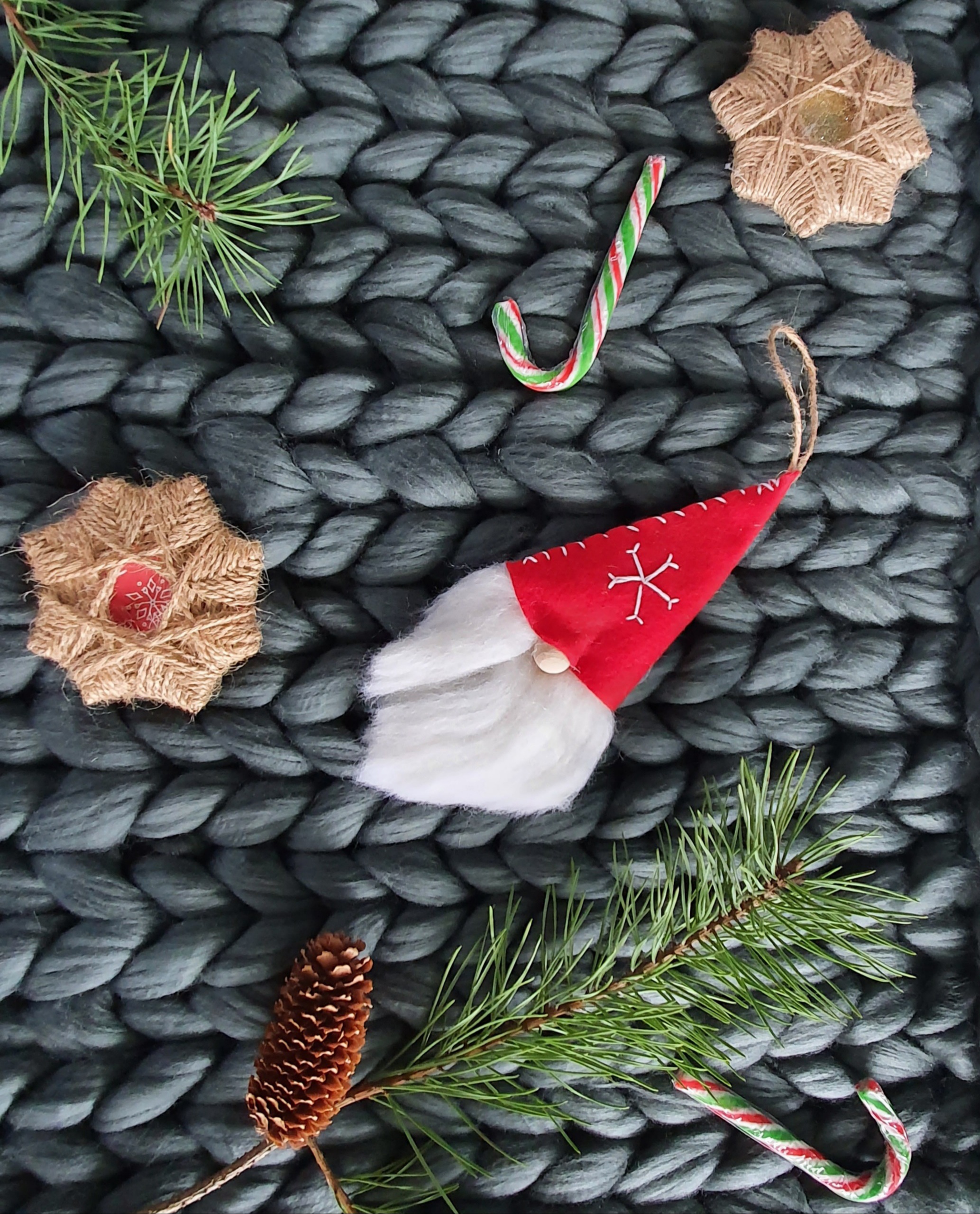 Christmas_decs_on_lap_blanket_01