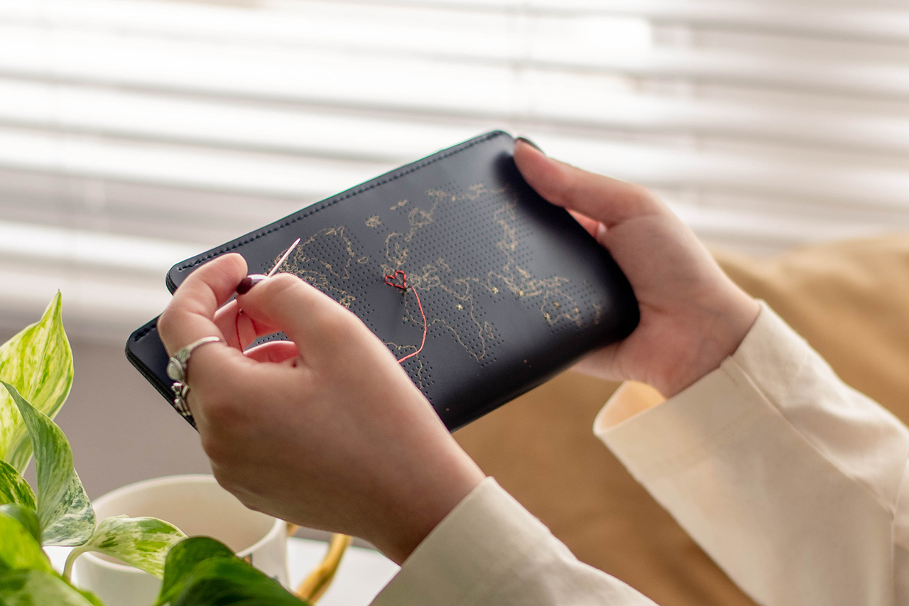 Stitch-Wallet Black stitching Olga heart on map