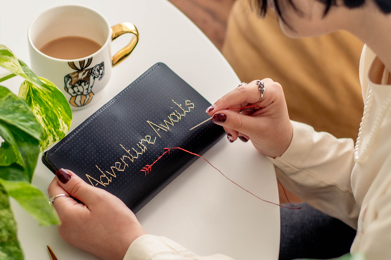 Stitch-Wallet Black stitching Olga Adventure waits