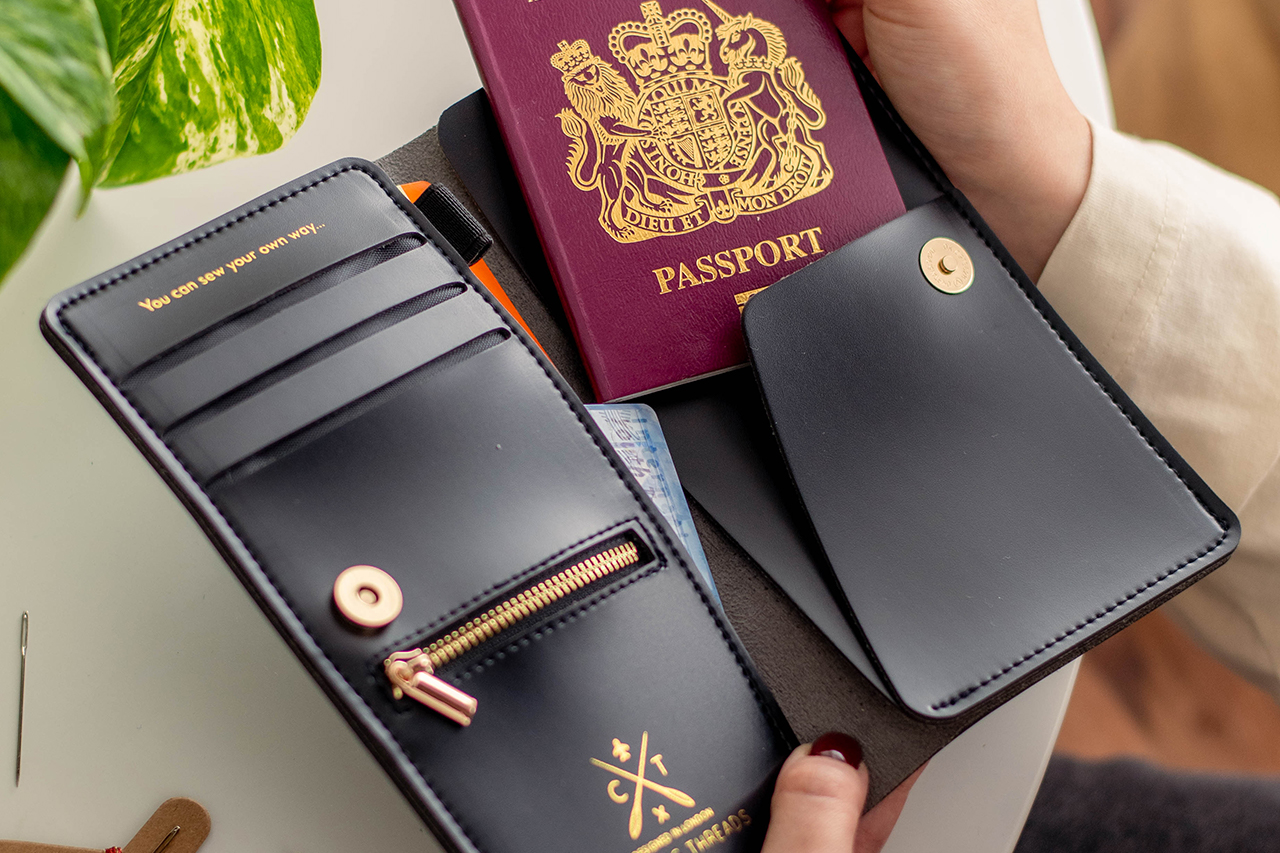 Stitch-Wallet Black open Olga passport