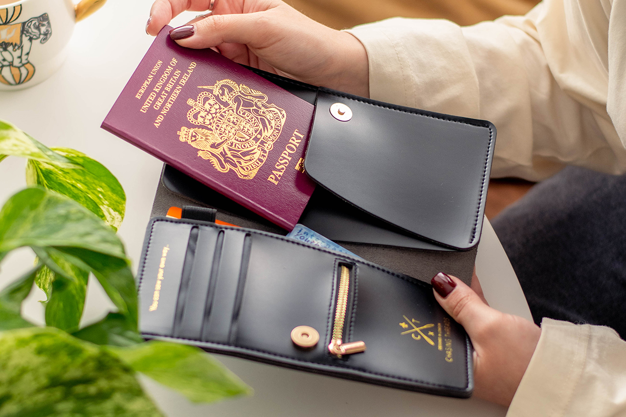 Stitch-Wallet Black open Olga passport 1