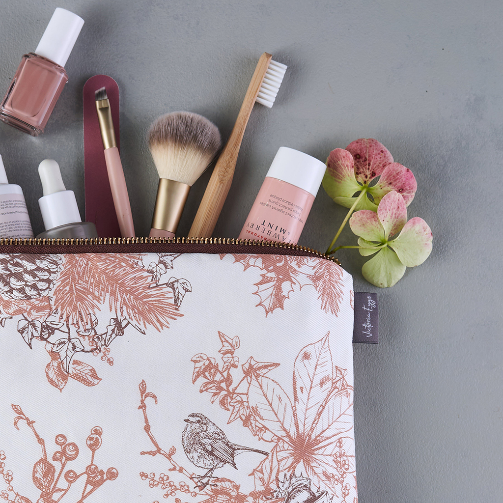 WB01-Autumn-Garden-wash-Bag-Victoria-Eggs-detail