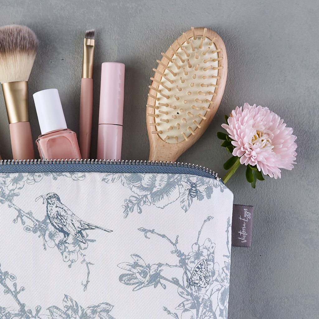 COS03-Wildlife-in-Spring-Cosmetic-Bag-Victoria-Eggs-Detail