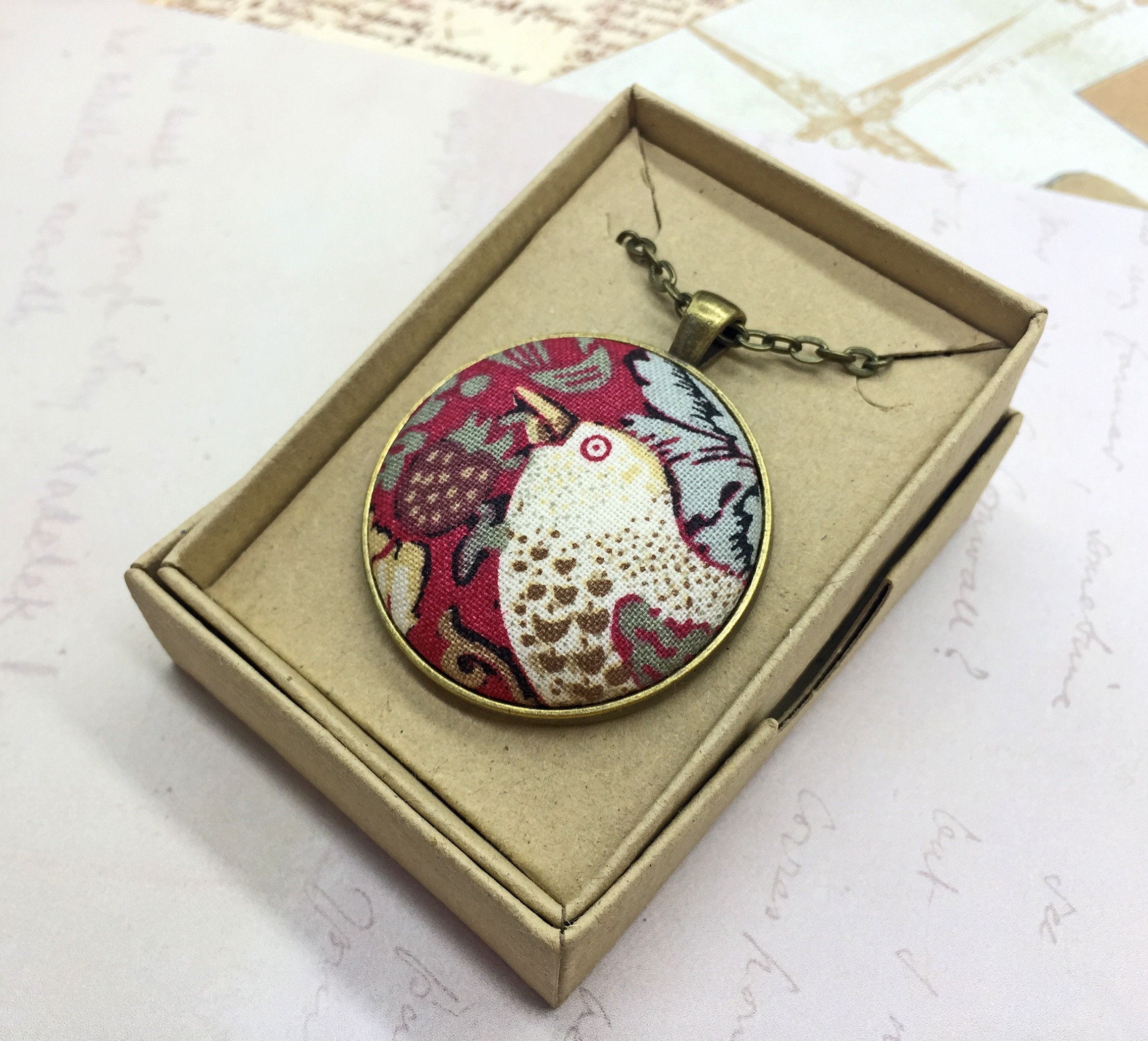 WM strawberry thief red pendant bird facing left box