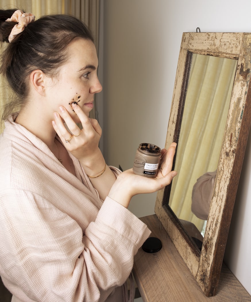 OnSkinLifetsyle_2_FaceScrubFloral_LR