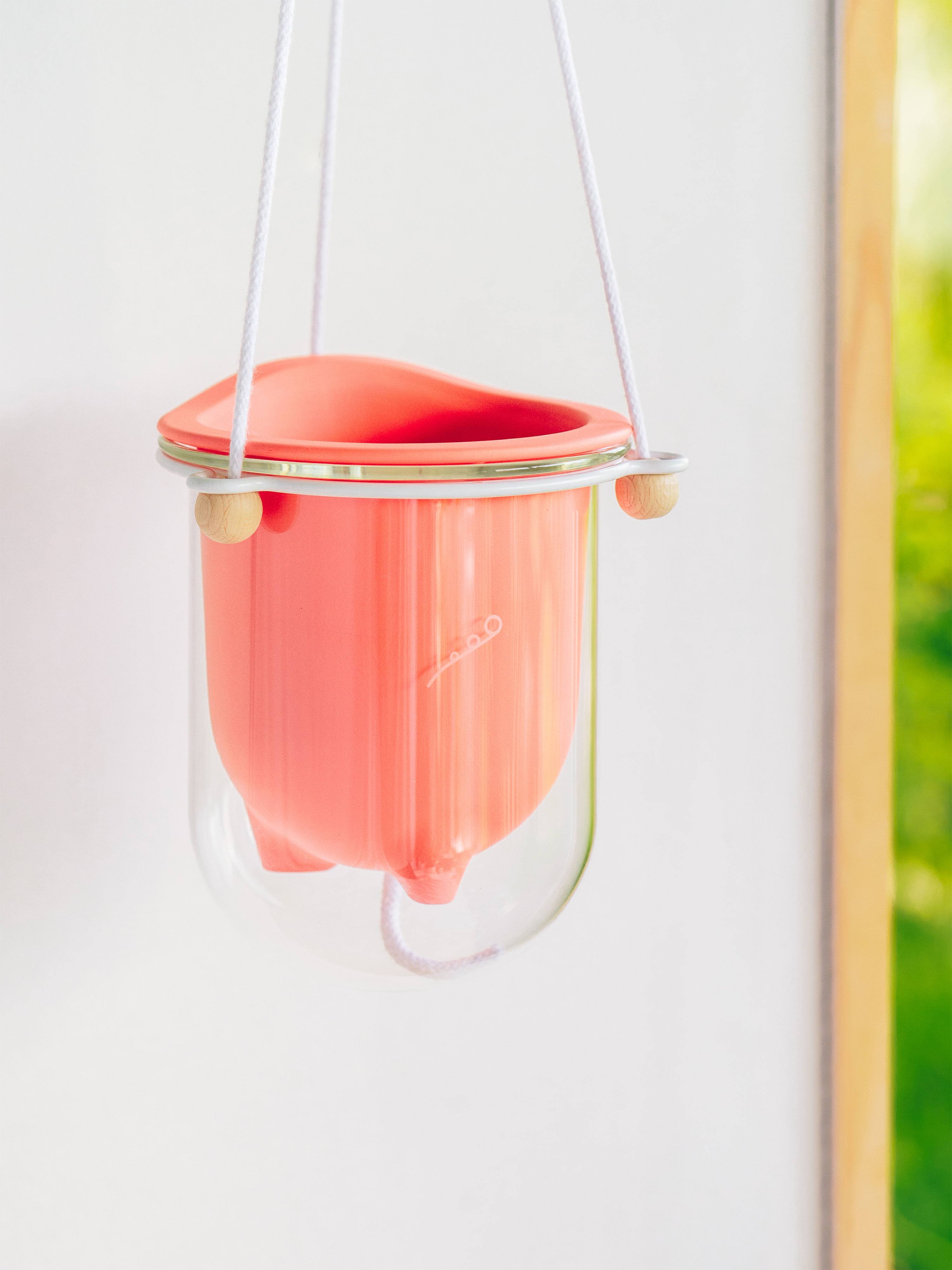 Frond_flo_Self-watering-plant-pot_HANG_Coral_clear
