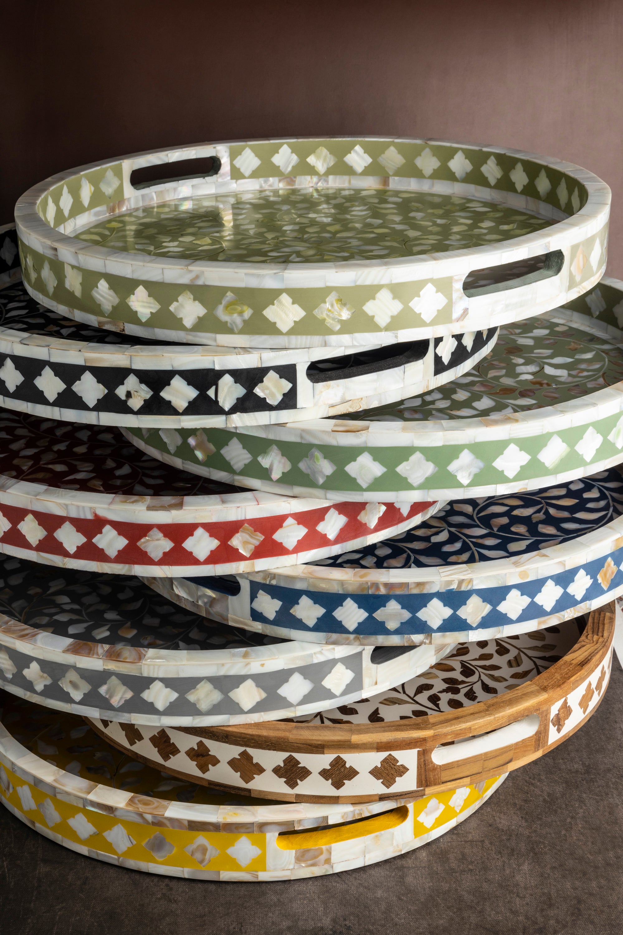 GAURI-KOHLI-Exclusive-Mother-Of-Pearl-Inlay-Decorative-Round-Trays-Large_96499bb0-2e1e-4665-b7e6-7e2d7cb32337-3792-1679032689.jpg