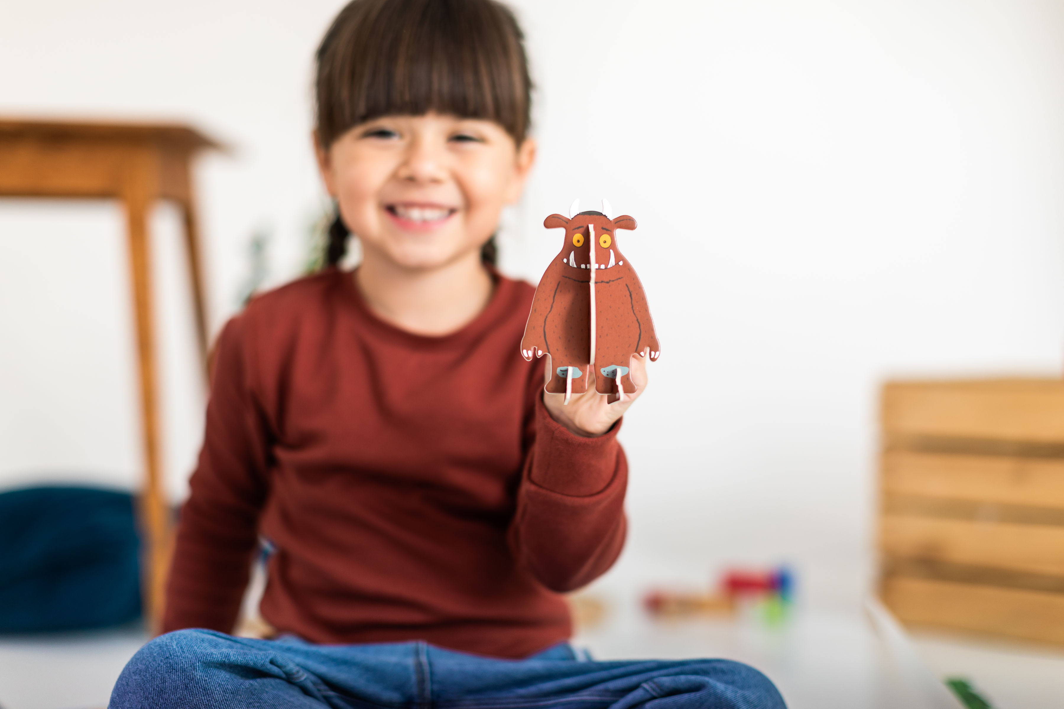 L0005_The_Gruffalo_Pop-out_Playset_Child_Holding_Gruffalo