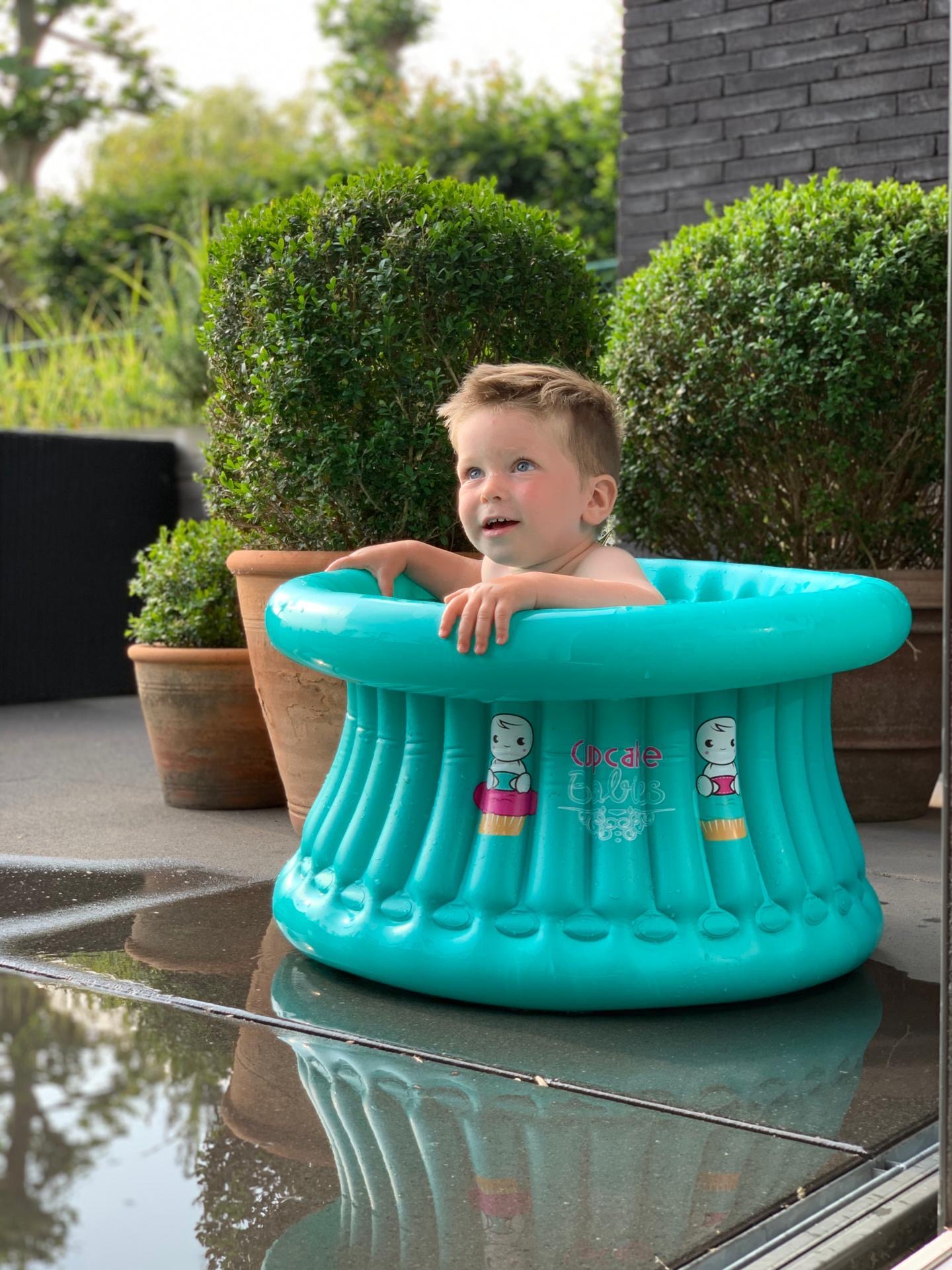 Manfred big bath outside Manfred big bath outside