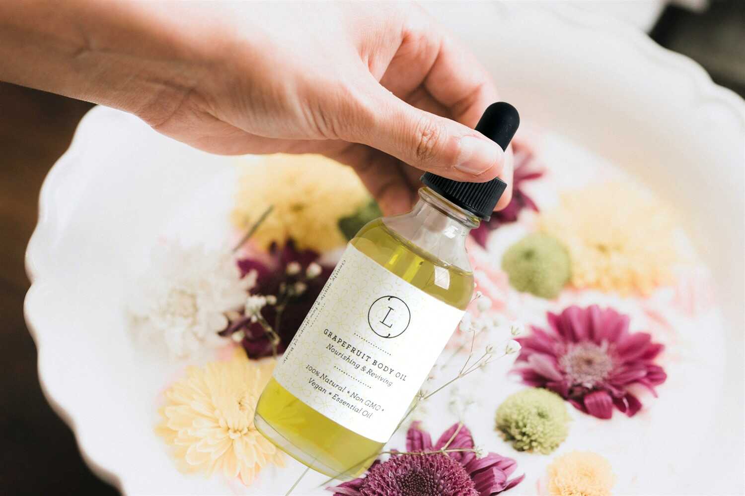 grapefruit-moisturizing-body-oil-lizush_99235aa7-6d33-48b1-a6fa-dbc802876452-jpgv1685729656