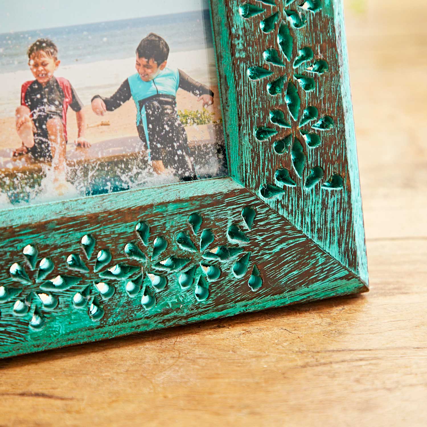 NFGM-GR-6x4-Hara-Green-Distressed-Mango-Wood-Photo-Frame-Close-Up