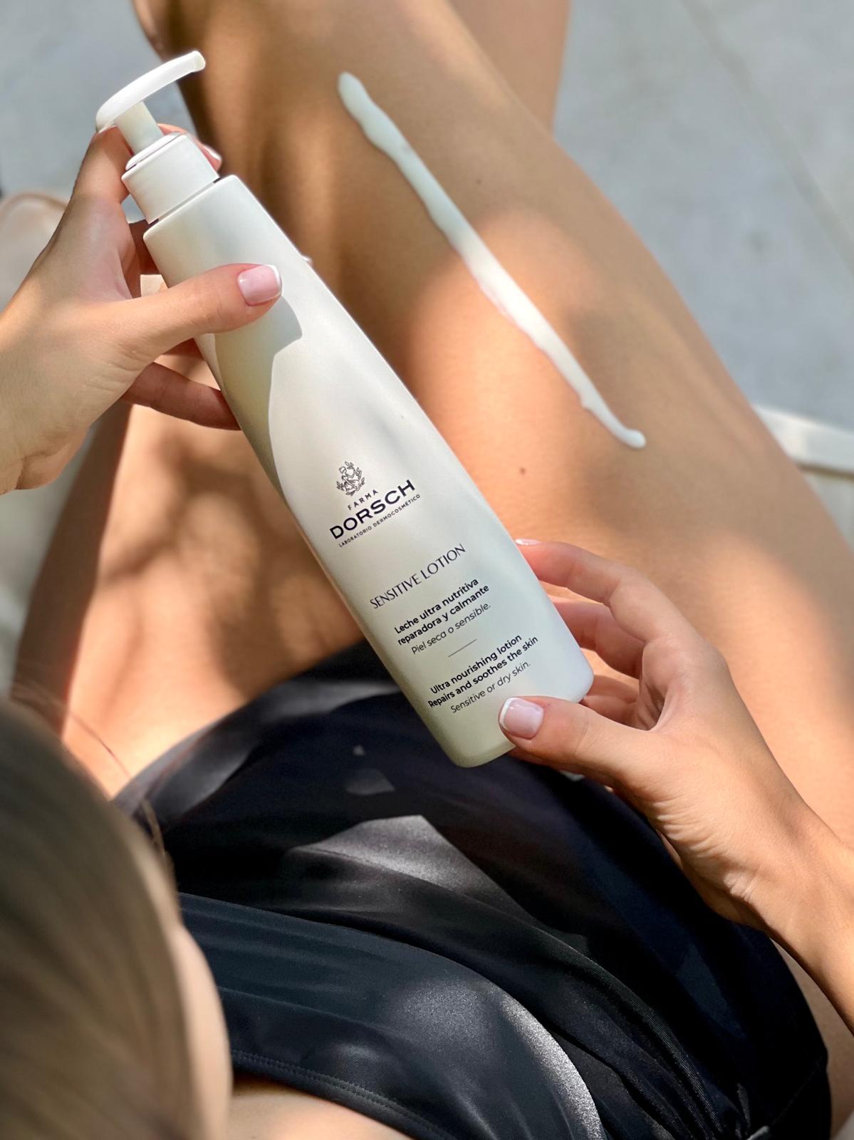 Sensitive lotion textura en pierna y producto en mano cerca