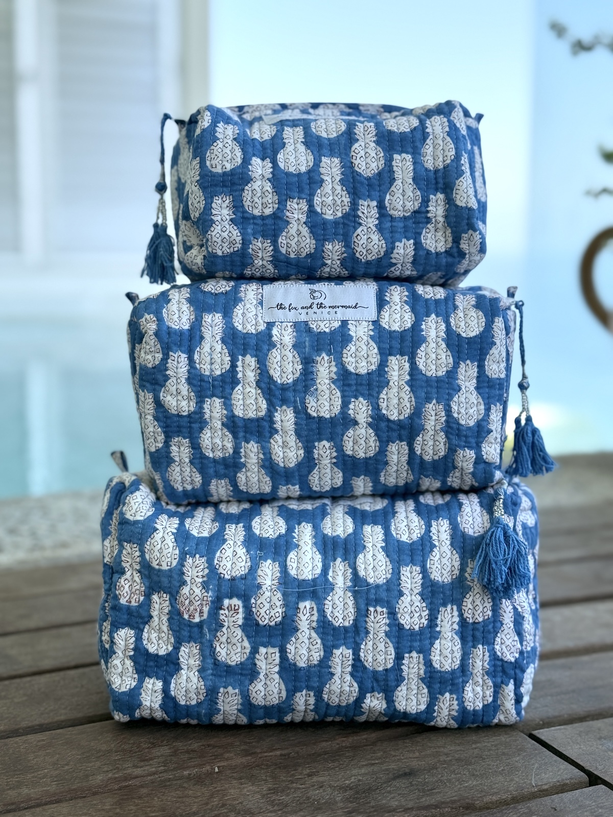 cosmetics-bag-with-pineapple-print