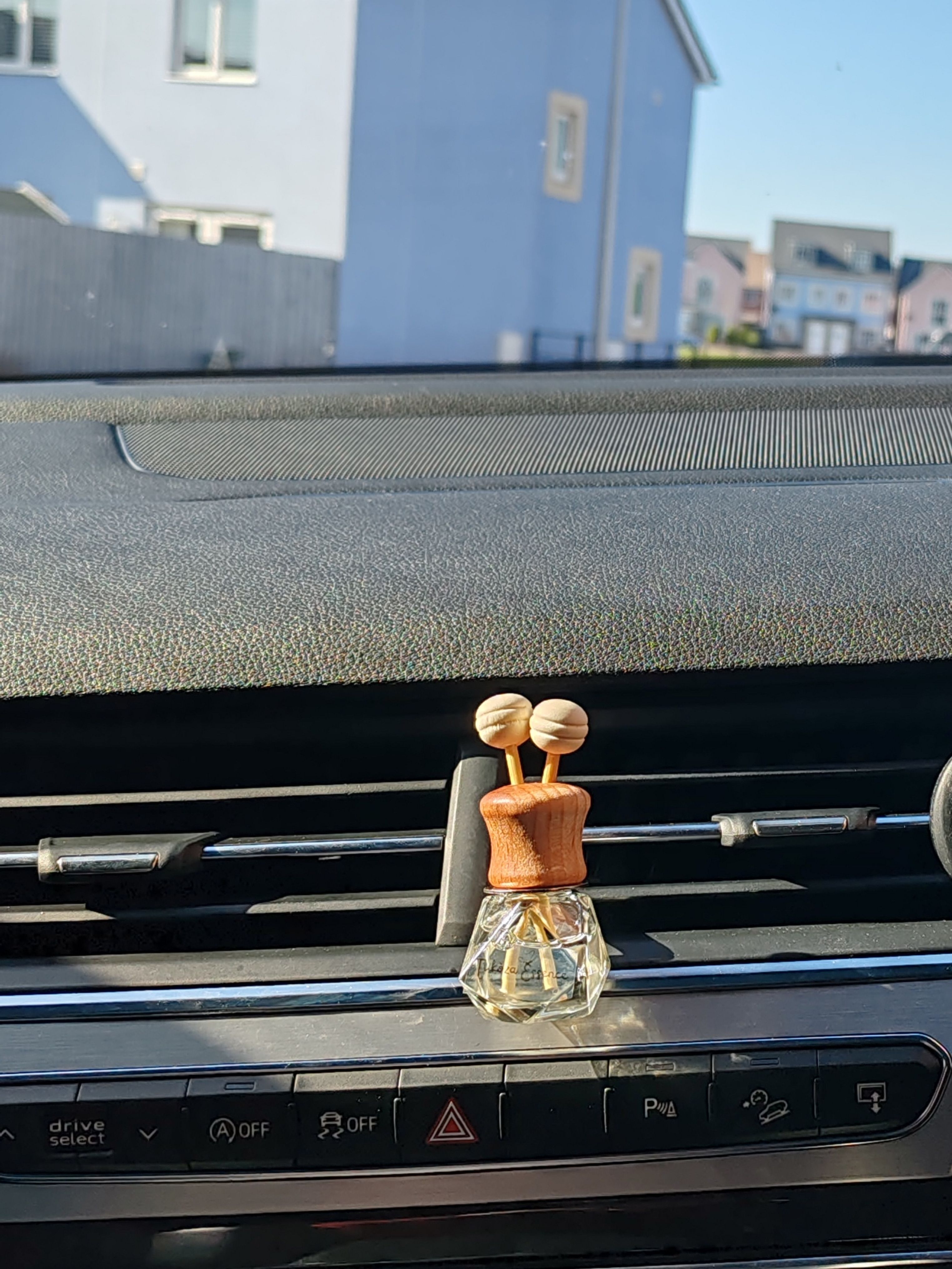 Moonlight Desire in the Car – Sophisticated and Dreamy Moonlight Desire air freshener hanging inside a car – romantic and dreamy scent accessory for your drive