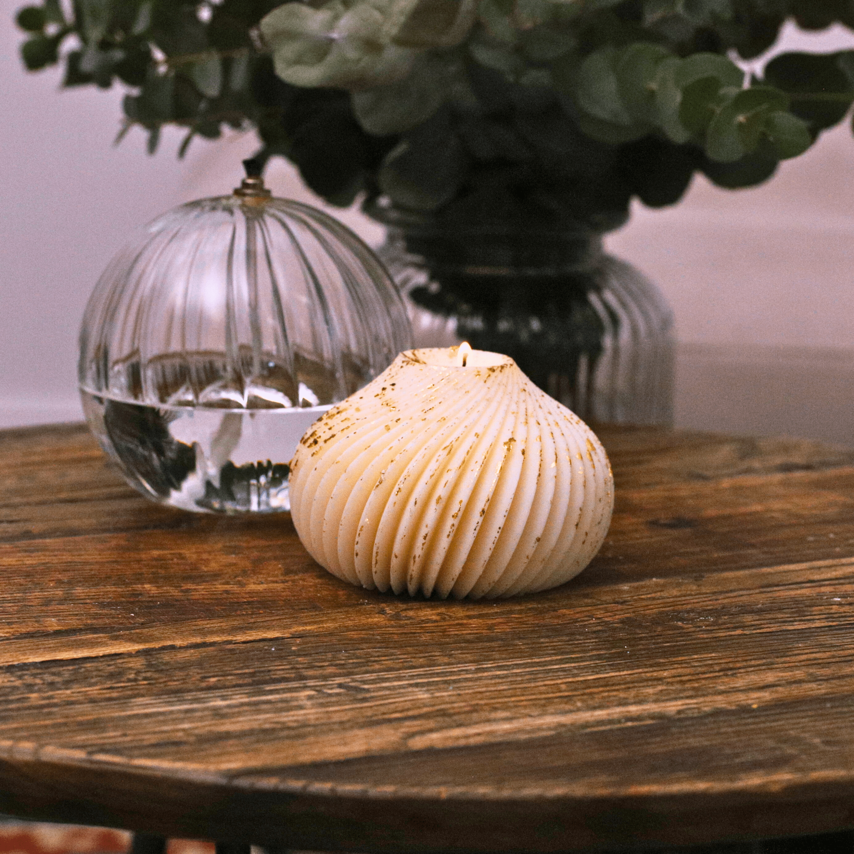 bougie-boule-torsadee-cire-naturelle-eclats-dores.png