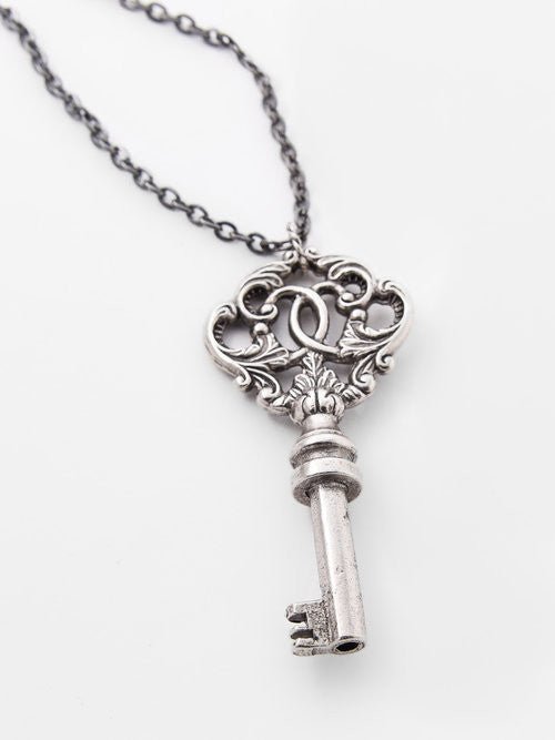 8370683-key-necklace-silver-leaf-267986.jpg
