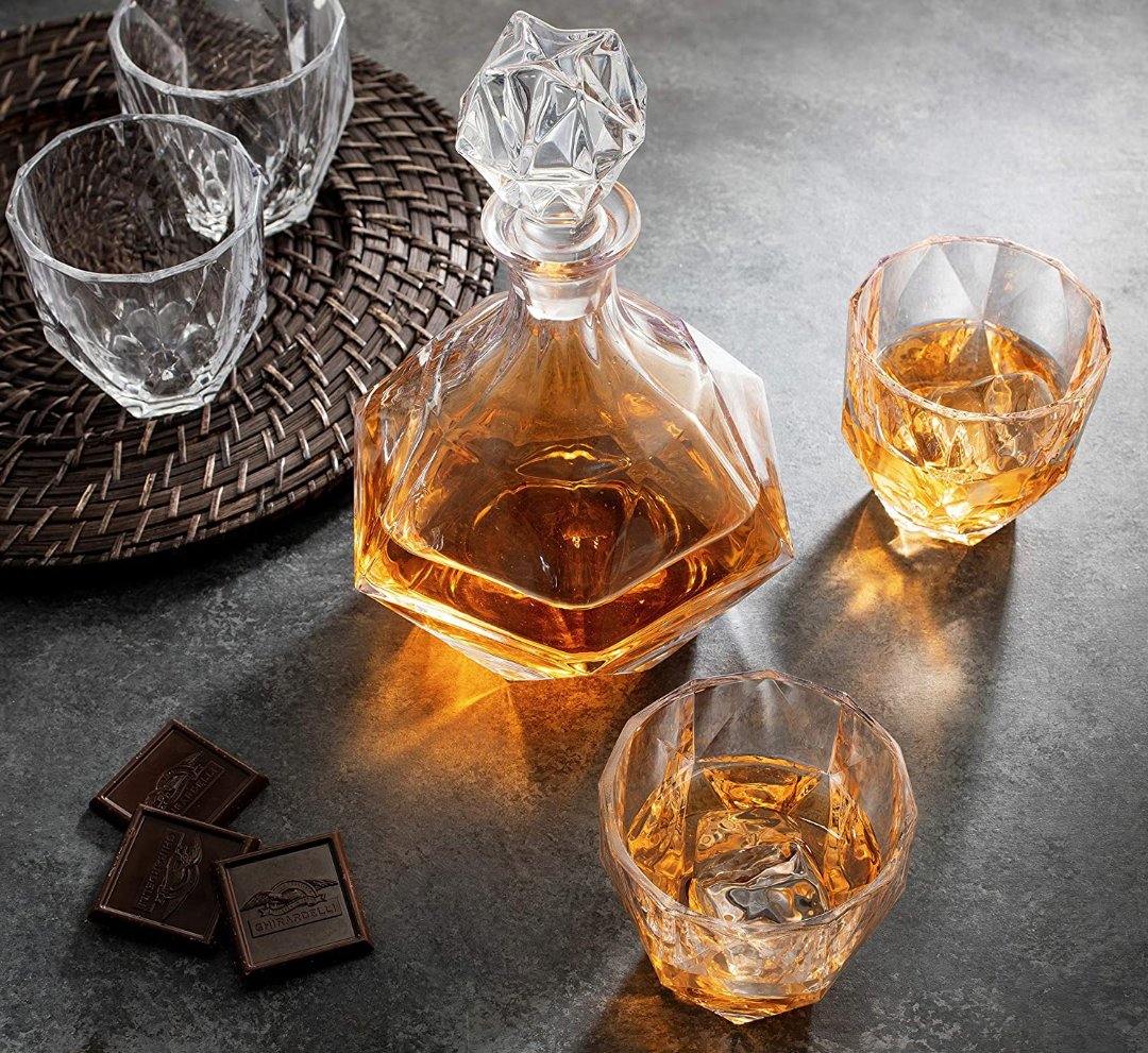 8811920-exquisite-decanter-set-140332.jpg