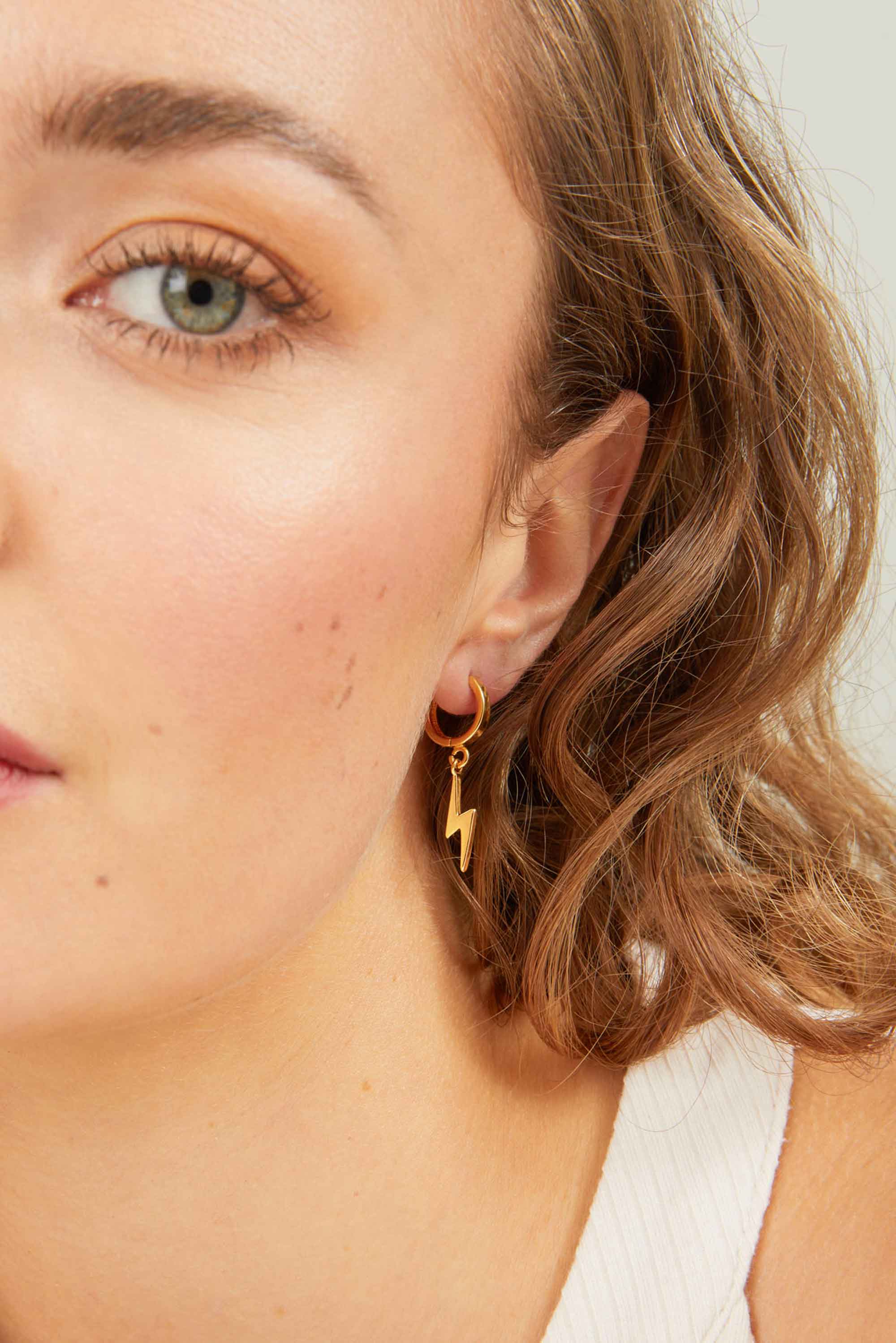 CLOSE-UP-GOLD-LIGHTNING-HUGGIES-SINGLE