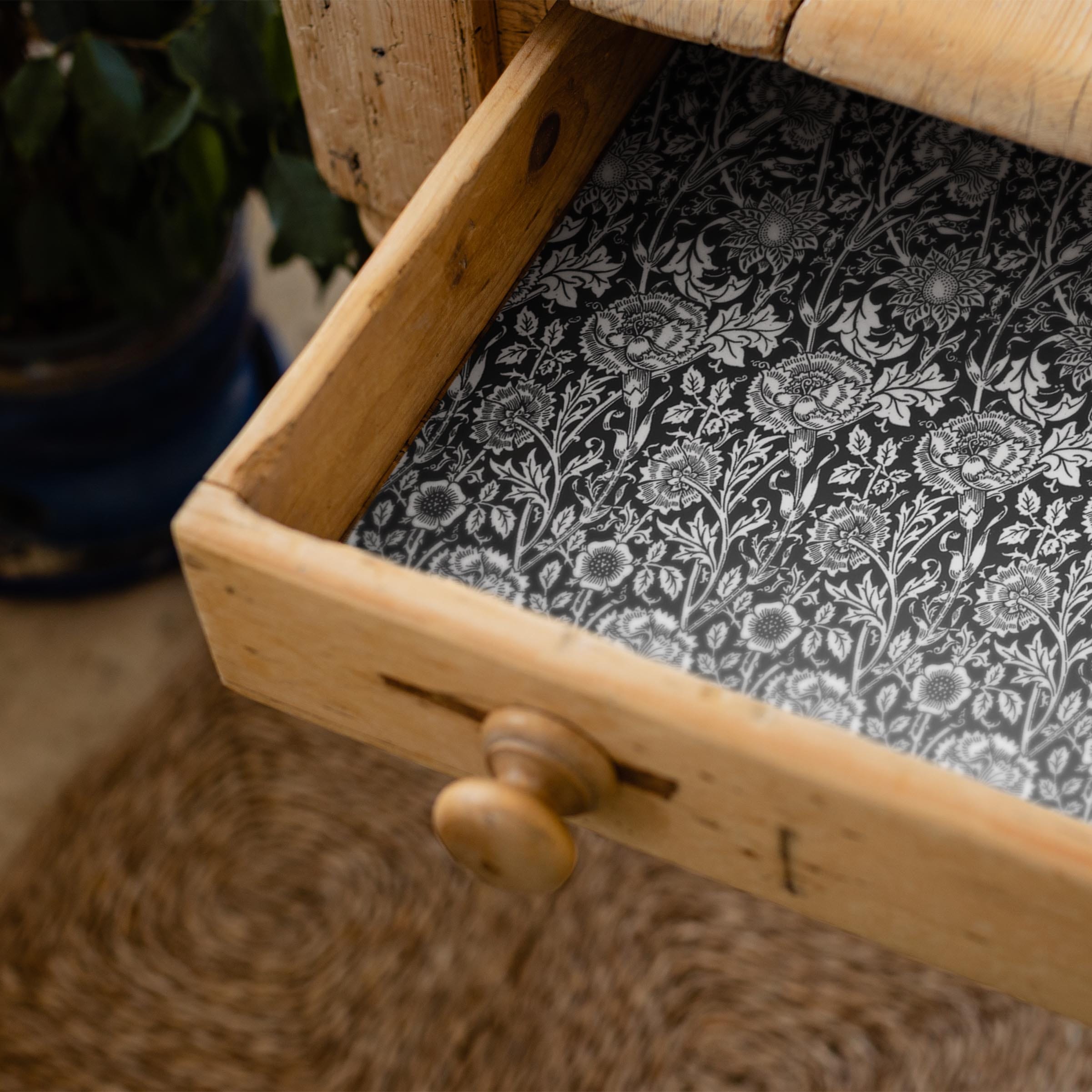 12122958-the-master-herbalist-scented-drawer-liners-4800-sandalwood-scented-drawer-liners-in-black-william-morris-design-52130070298901.jpg